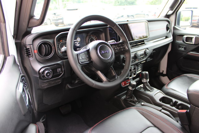 Used 2025 Jeep Wrangler Unlimited Rubicon AWD/4WD image 17