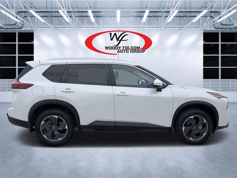 Used 2024 Nissan Rogue SV w/ SV Premium Package FWD image 2