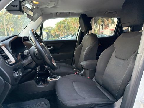 Used 2017 Jeep Renegade Latitude FWD image 6