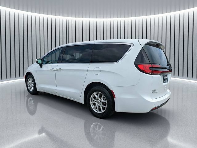 Used 2023 Chrysler Pacifica Touring-L FWD image 6