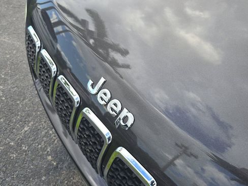 Used 2019 Jeep Cherokee Limited image 11