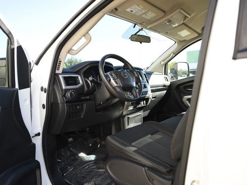 Used 2017 Nissan Titan SV image 11