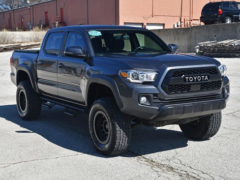 Used 2017 Toyota Tacoma TRD Off-Road AWD/4WD image 3