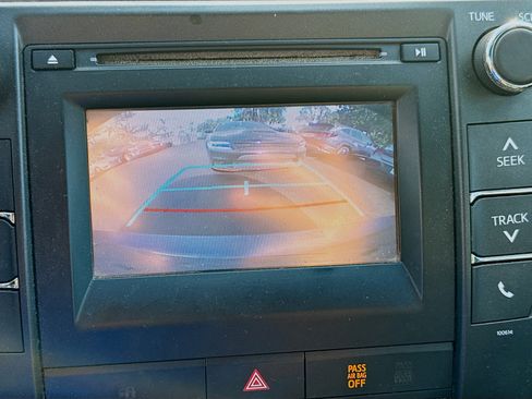 Used 2017 Toyota Camry SE image 11