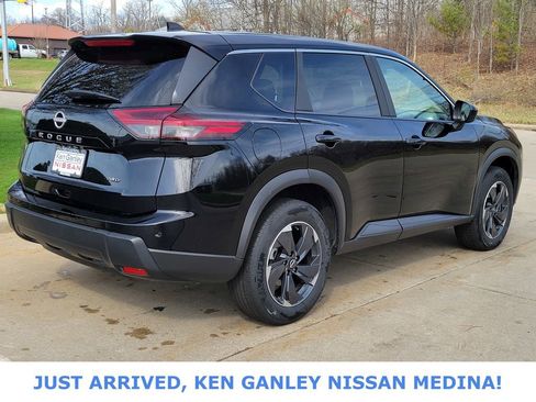 Used 2025 Nissan Rogue SV image 3