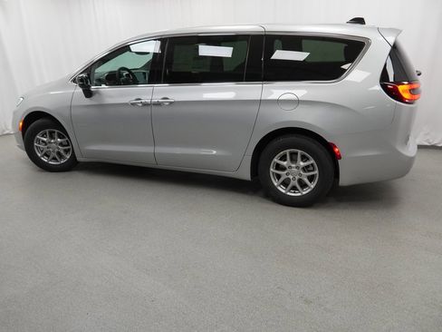 New 2026 Chrysler Pacifica Select image 14