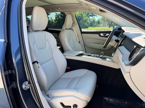 Certified 2023 Volvo XC60 B5 Plus AWD/4WD image 10