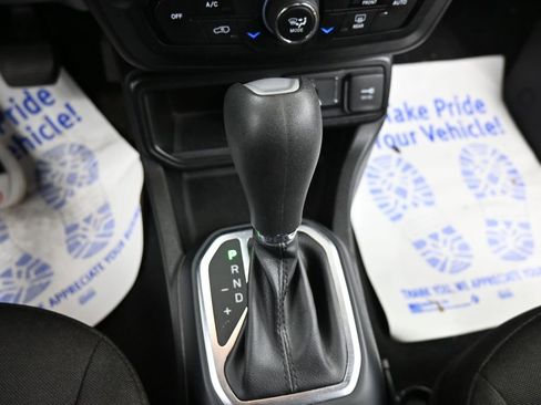 Used 2020 Jeep Renegade Latitude FWD image 40