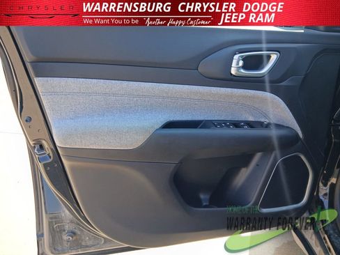 Used 2025 Jeep Compass Latitude w/ Convenience Group AWD/4WD image 12