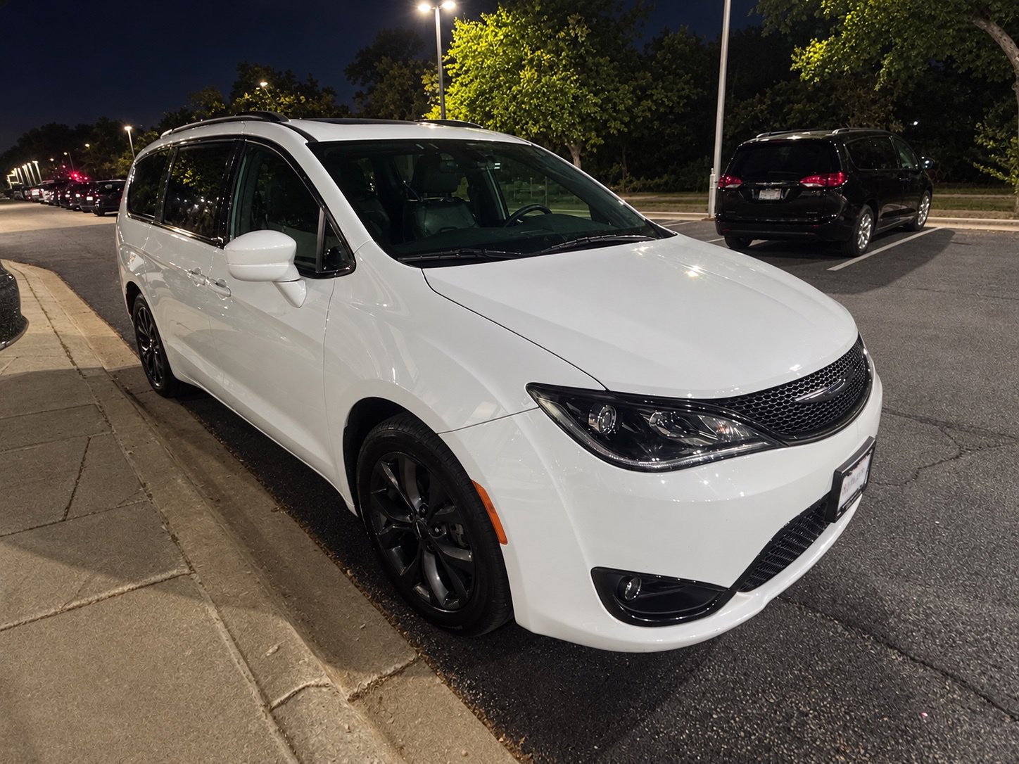 Used 2018 Chrysler Pacifica Touring-L w/ S Appearance Package FWD image 5