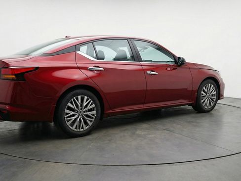 Used 2025 Nissan Altima 2.5 SV FWD image 9