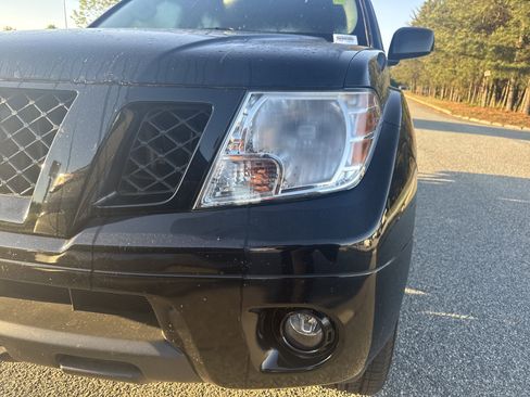 Used 2021 Nissan Frontier SV w/ Midnight Edition Floor Mats image 6