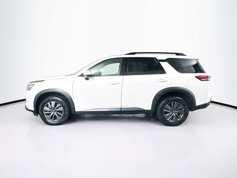 Used 2025 Nissan Pathfinder SV image 4