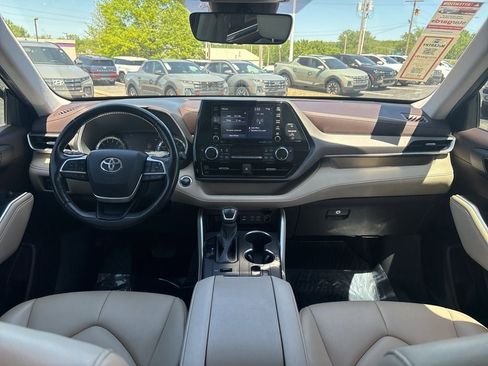 Used 2022 Toyota Highlander XLE AWD/4WD image 37