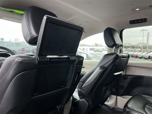 Used 2022 Chrysler Pacifica Touring-L w/ Uconnect Theater Family Group image 28