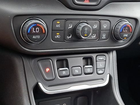 Used 2020 GMC Terrain SLE w/ Driver Convenience Package FWD image 14