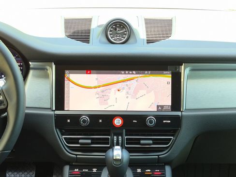 Certified 2026 Porsche Macan AWD/4WD image 13