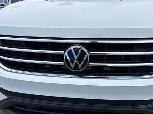 Used 2024 Volkswagen Tiguan SE AWD/4WD image 9