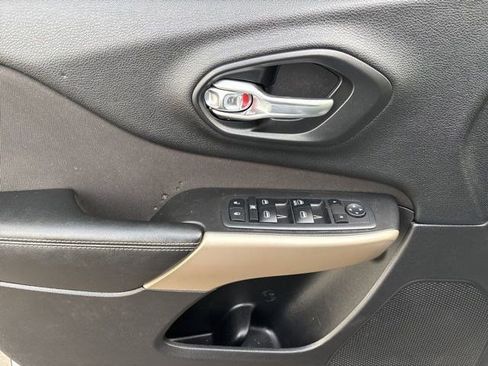 Used 2018 Jeep Cherokee Latitude w/ Cold Weather Group image 13