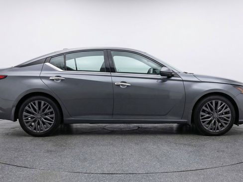 Used 2025 Nissan Altima 2.5 SV image 11