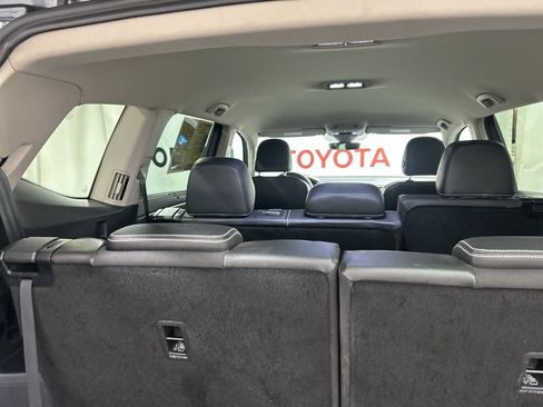 Used 2025 Volkswagen Atlas SE AWD/4WD image 18