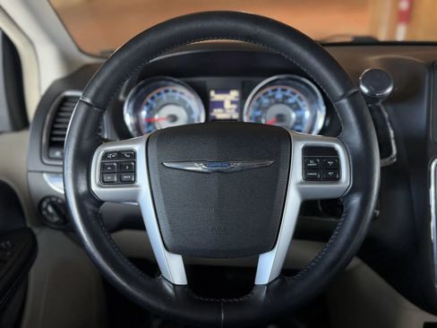 Used 2015 Chrysler Town & Country Touring FWD image 22