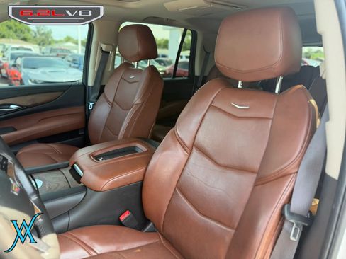 Used 2019 Cadillac Escalade Luxury AWD/4WD image 14