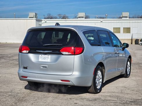 Used 2023 Chrysler Voyager LX image 5