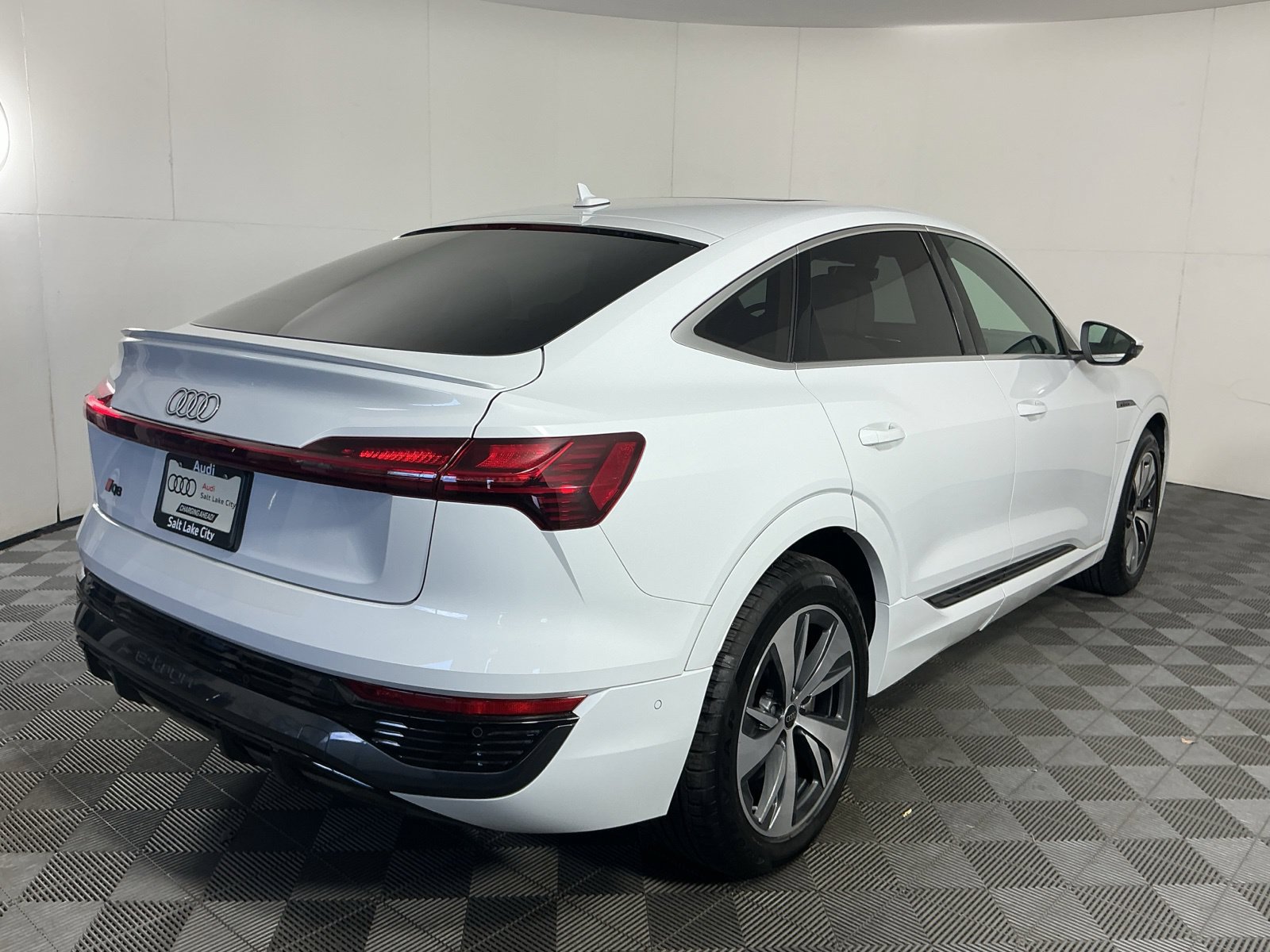 Used 2024 Audi Q8 e-tron Premium Plus w/ Premium Plus Package AWD/4WD image 9