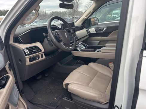 Used 2024 Lincoln Navigator Reserve image 8