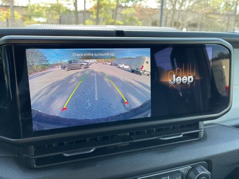 Used 2024 Jeep Wrangler Unlimited image 12