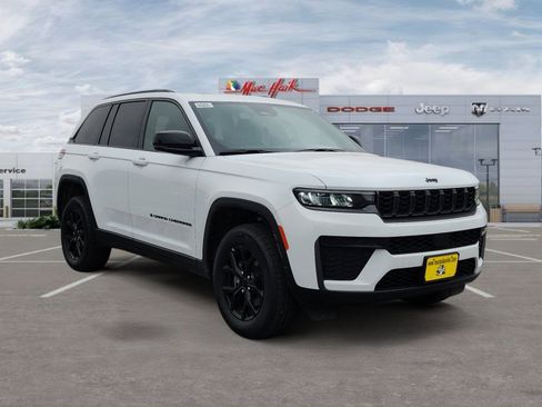 New 2026 Jeep Grand Cherokee Altitude RWD image 7