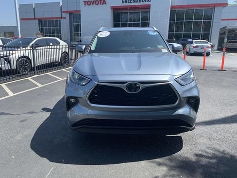Used 2022 Toyota Highlander XLE FWD image 3