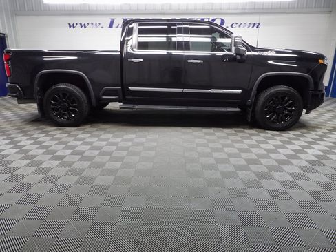 Used 2024 Chevrolet Silverado 2500 High Country image 2