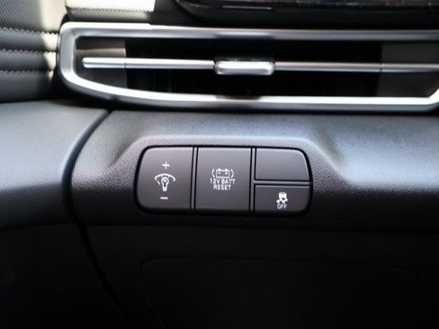 New 2025 Hyundai Elantra Limited image 32