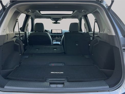 Used 2025 Nissan Rogue SL w/ Tech Package image 10