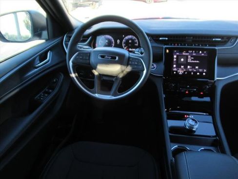 New 2025 Jeep Grand Cherokee Laredo image 12