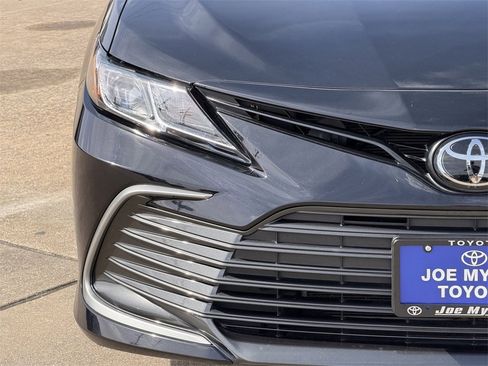 Used 2023 Toyota Camry LE image 5