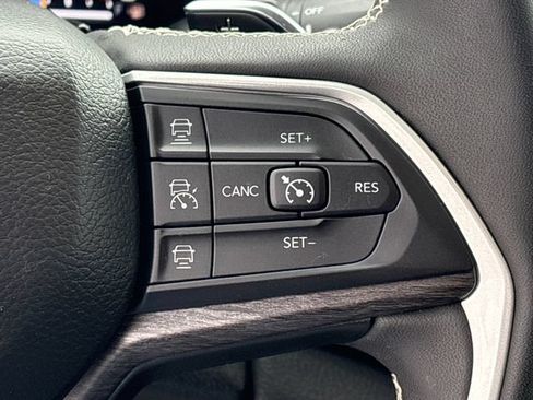 Used 2023 Jeep Grand Cherokee Limited w/ Black Appearance Package AWD/4WD image 27