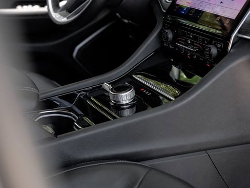 Used 2022 Jeep Grand Cherokee Limited image 32