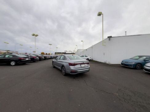 Used 2025 Volkswagen Jetta SE image 16