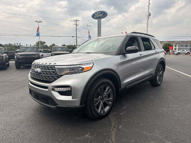 Used 2024 Ford Explorer XLT w/ Equipment Group 202A AWD/4WD image 3