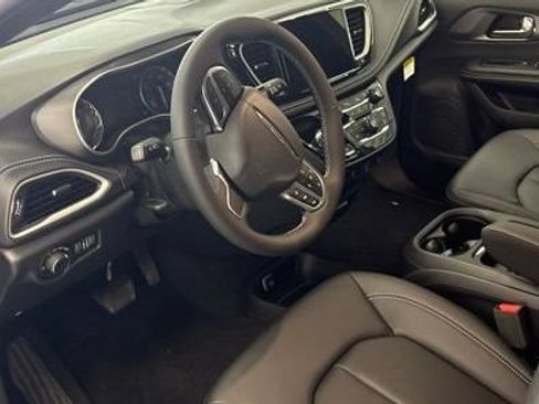 New 2027 Chrysler Pacifica Select AWD/4WD image 12