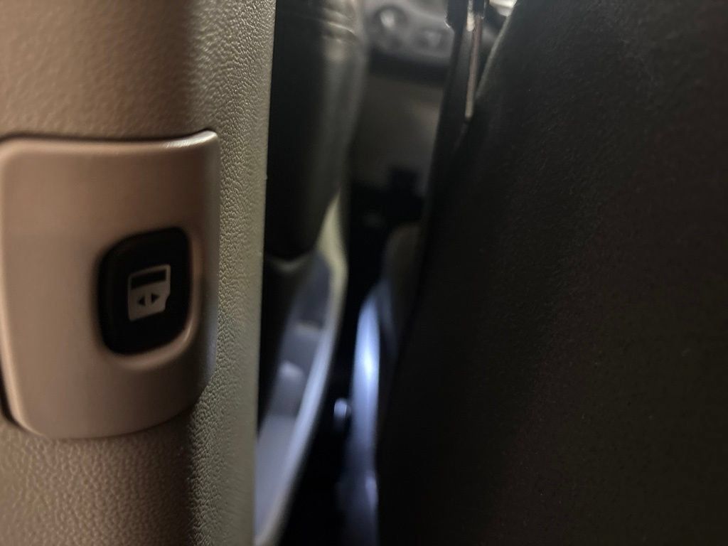 Used 2015 Dodge Grand Caravan SXT w/ UConnect Hands-Free Group FWD image 24