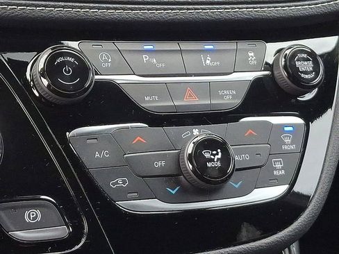 Used 2025 Chrysler Pacifica Limited FWD image 15