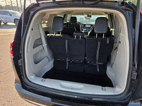 Used 2023 Chrysler Pacifica Touring-L FWD image 11