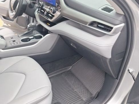 Used 2024 Toyota Highlander LE image 19