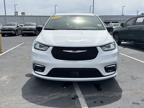 Used 2024 Chrysler Pacifica Touring-L FWD image 30
