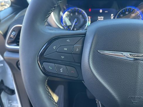 Used 2025 Chrysler Pacifica Limited image 23