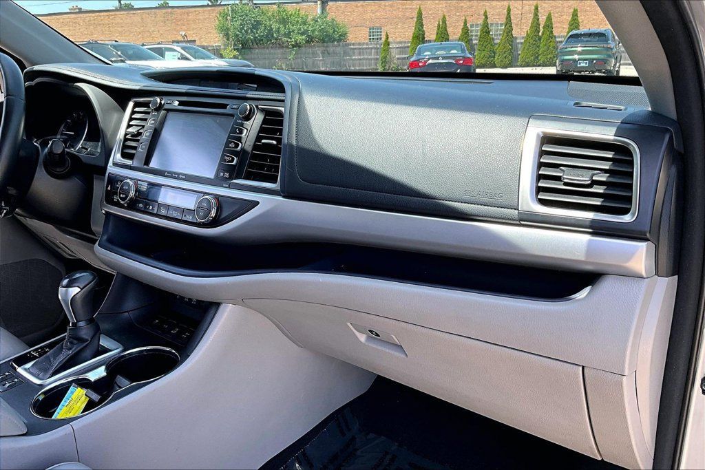 Used 2017 Toyota Highlander XLE AWD/4WD image 25